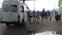PRF flagra van com 40 passageiros em Ceilândia, na BR-070