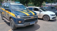 Automóvel foi abordado após a equipe identificar danos na lataria e pneus lisos; condutor não possuía documentação da compra
