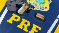 PRF apreende armas de fogo e prende dois motoristas na BR-020