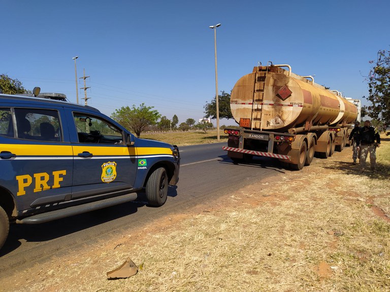 Em Samambaia (DF), PRF flagra caminhoneiro com porção de maconha na cabine do caminhão