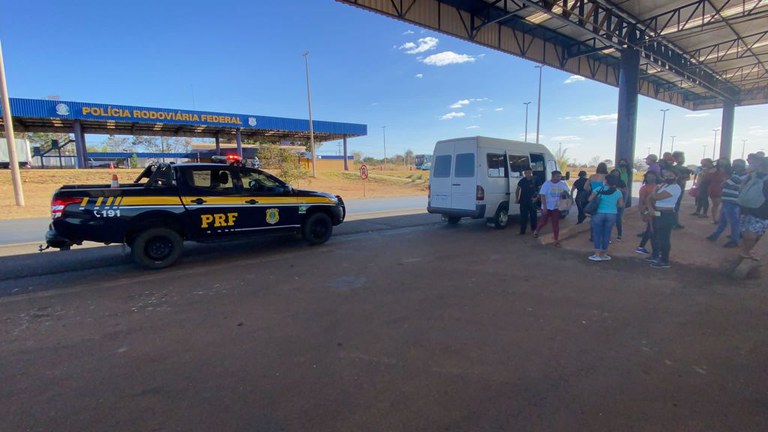 PRF faz operação de enfrentamento ao transporte pirata na BR 070, em Ceilândia (DF)