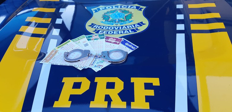 PRF prende homem procurado pela justiça em um ônibus no Recanto das Emas (DF)