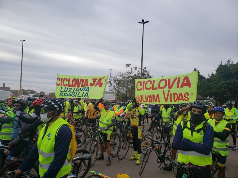 Faixas alertam para a necessidade de ciclofaixas.jpeg