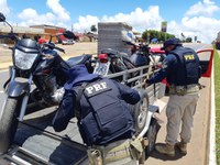 PRF prende em Formosa (GO) homem transportando duas motocicletas adulteradas para o Nordeste