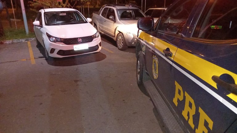 Em Santa Maria(DF), PRF recupera carro roubado