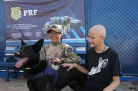 Jovem com alopecia realiza sonho de conhecer a PRF