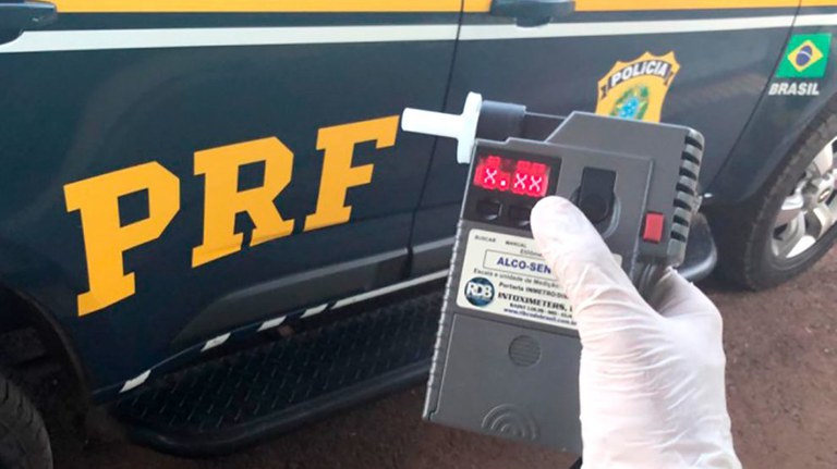 Motorista é flagrado embriagado e com cocaína na BR 070 em Ceilândia (DF)