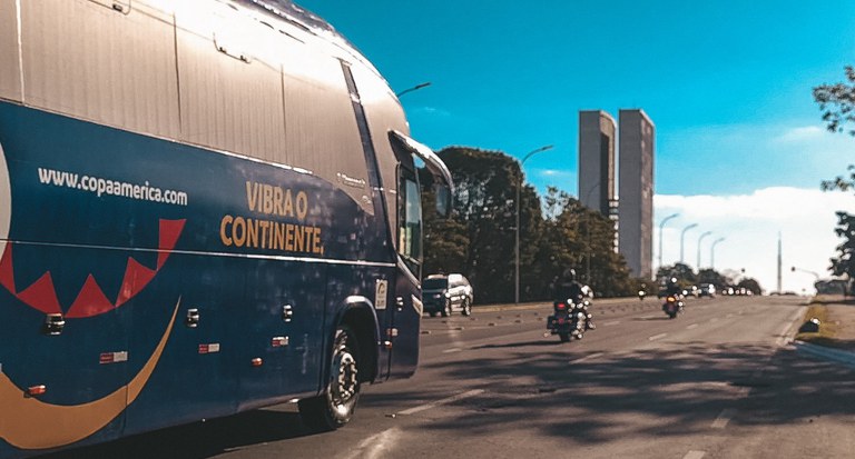 Copa América 2021: na última rodada da 1a fase em Brasília, PRF escolta com segurança e agilidade seleções de Venezuela e Peru