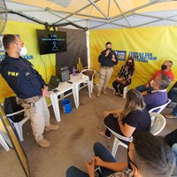 PRF realiza palestras em eventos com o foco para caminhoneiros