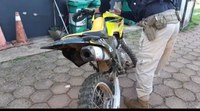 PRF apreende moto sem placa e sem nenhum sinal de identificação em Valparaíso