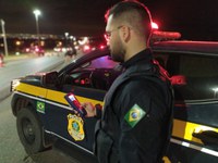 PRF prende motorista de caminhão por embriaguez ao volante.