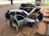 PRF recupera carro roubado na BR 070, na altura de Ceilândia/DF.