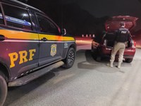 A PRF recuperou dois carros roubados em menos de duas horas