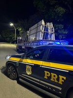 PRF apreende carga irregular e detém motorista por porte de substância ilícita na BR-101 em Linhares/ES