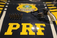 PRF prende homem com arma ilegal e mandado de prisão em Serra/ES