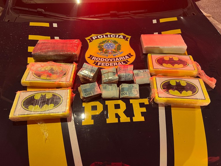 PRF apreende mais de 6 kg de cocaína e mais de R$ 15 mil em fiscalização na BR-101