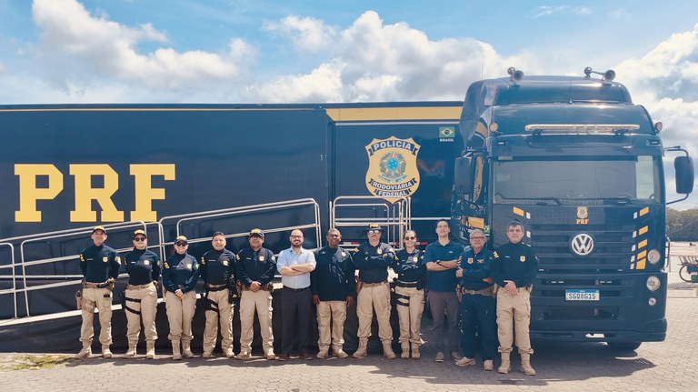 PRF Marca Presença no desfile de Aniversário de Guarapari e Destaca Ações do Cinema Rodoviário