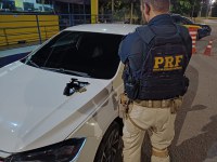 PRF apreende carro clonado e encontra arma de fogo em Atílio Vivácqua