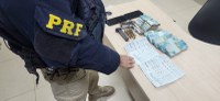 PRF apreende arma, munições e quase meio milhão de reais durante abordagem em Viana