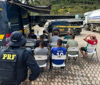 Maio Amarelo: PRF realiza ações educativas com caminhoneiros na BR-262