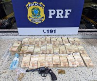 PRF apreende arma de fogo, R$ 172 mil em espécie e joias durante fiscalização em Guarapari