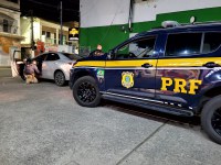 PRF recupera carro roubado em Serra/ES