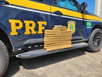 PRF apreende mais de 22 kg de maconha em ônibus de viagem em Fundão