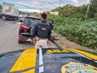PRF recupera carro roubado em Cariacica