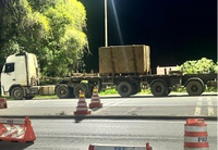 Transporte irregular de bloco de granito e série de infrações são flagrados pela PRF na BR-101, em Viana