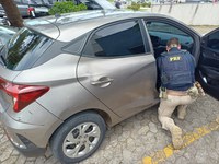 PRF recupera carro roubado em Serra