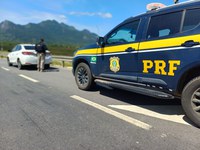 PRF recupera carro roubado em Serra