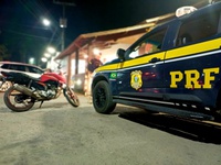 PRF recupera motocicleta furtada há quase oito anos durante fiscalização em Ibiraçu