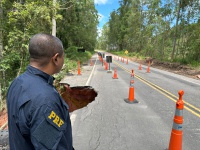 PRF alerta para cratera na BR-262, em Brejetuba