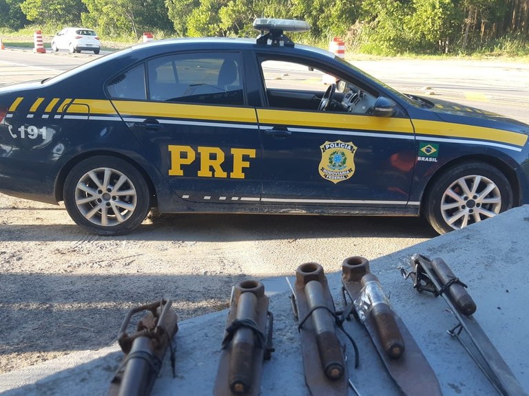 PRF apreende artefatos para caça durante fiscalização em São Mateus/ES