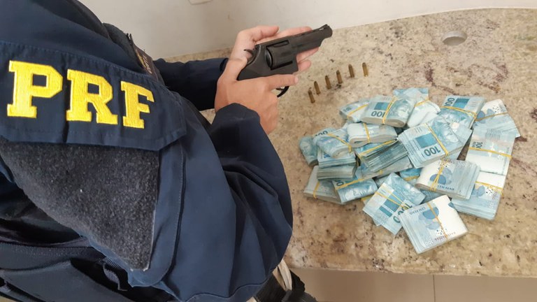 PRF apreende R$ 149.850, em espécie, durante fiscalização em Serra/ES