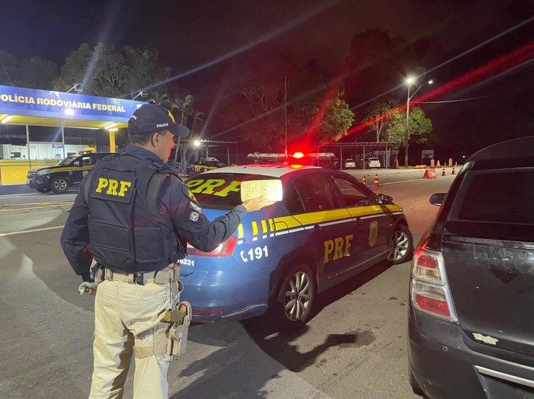 PRF flagra motorista de aplicativo transportando droga na BR 101