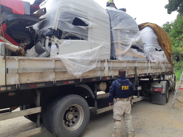 PRF recupera três cabines de caminhão durante fiscalização em Viana