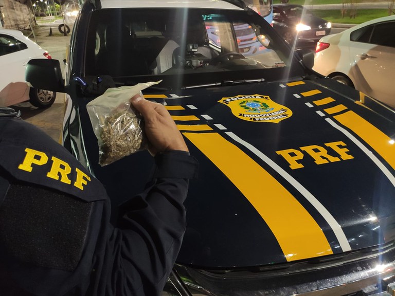 Durante fiscalização, a PRF apreendeu droga e deteve foragido da justiça