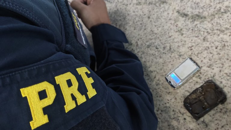 PRF apreende haxixe durante fiscalização no municipio de Serra (ES)