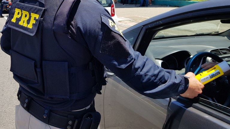 PRF detém homem por embriaguez e suspeita de assassinato em Linhares (ES)