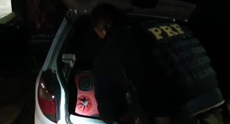 PRF apreende 73 pinos de cocaína durante fiscalização na BR 262