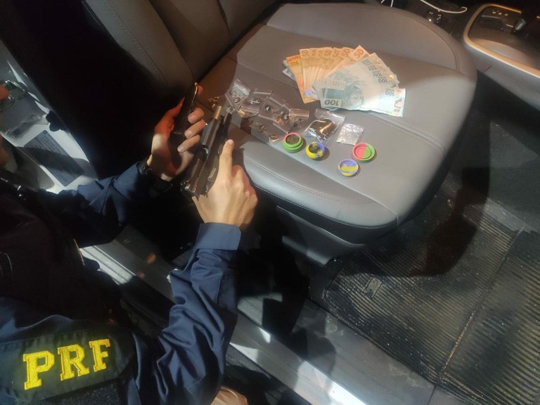 PRF apreende arma de fogo na BR 101