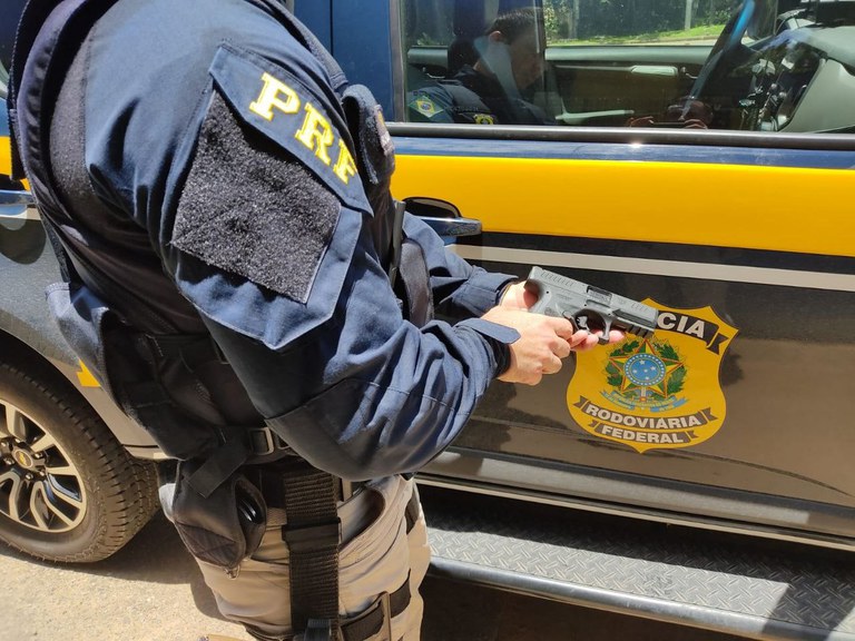 PRF apreende arma de fogo no município de Serra ES