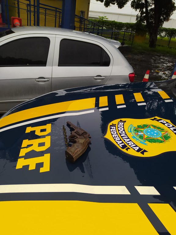 PRF apreende arma na BR 101