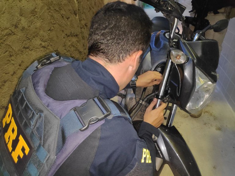 PRF recupera três veículos e detém foragido da justiça na BR 101