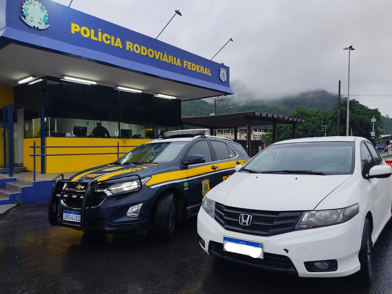 PRF recupera veículo furtado na BR 101