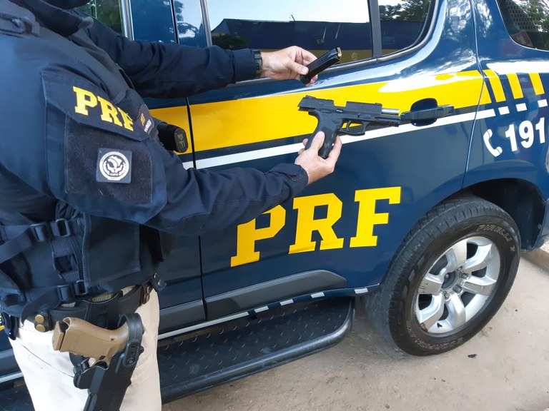 PRF apreende arma na BR 101