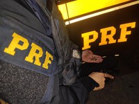 PRF apreende arma de fogo e detém homem por embriaguez ao volante na BR 101