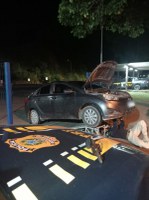 PRF apreende veículo roubado e arma de fogo