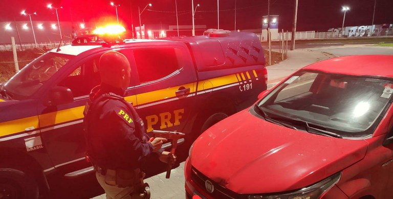 PRF apreende submetralhadora e recupera veículo roubado, na BR 101.